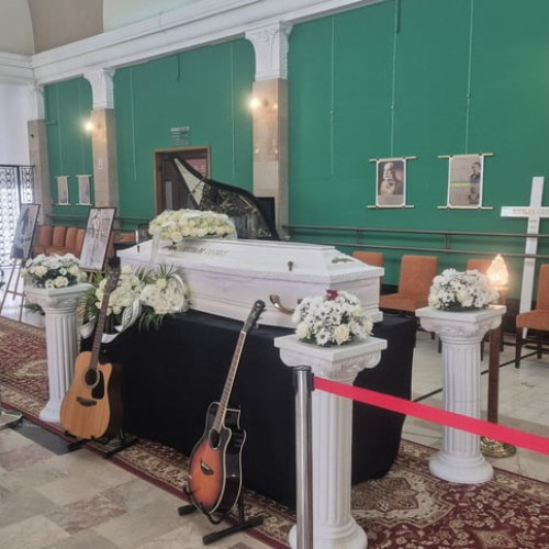 Trupul lui Nicu Covaci, liderul formației Phoenix, depus la Filarmonica "Banatul" din Timișoara