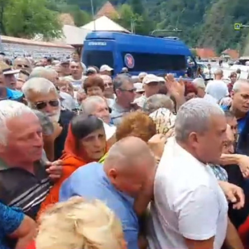 Haos la Mănăstirea Lainici: Pelerini dornici de pachete gratuite