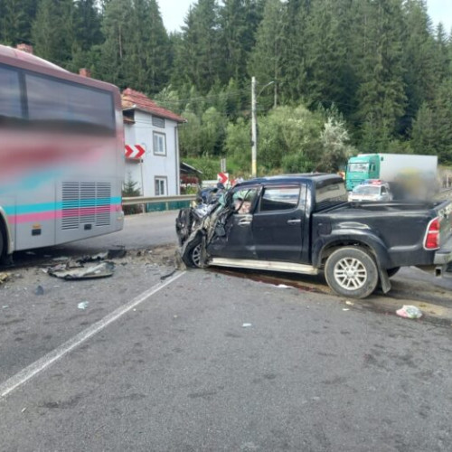 Coliziune între un autocar și un autoturism în Vama, patru răniți