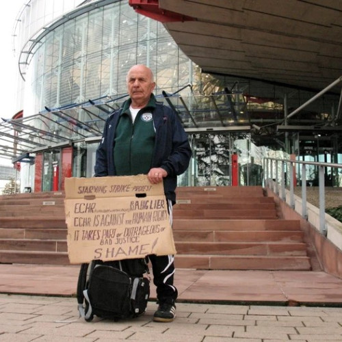 Viorel Ciubuc, un inginer român, protestează împotriva abuzurilor justiției din România
