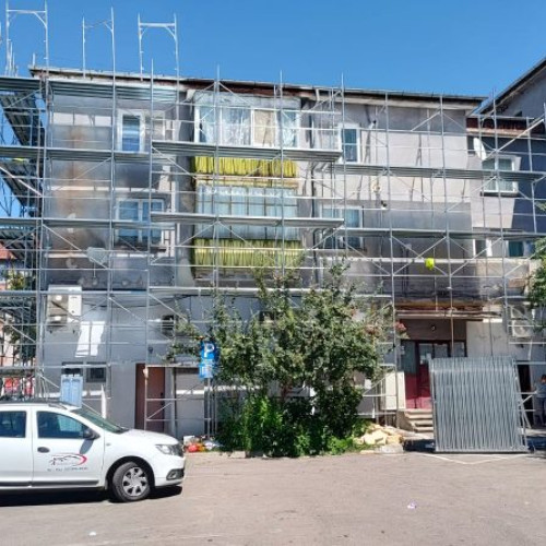 Proiect de eficientizare energetică în Hunedoara: primele schele montate