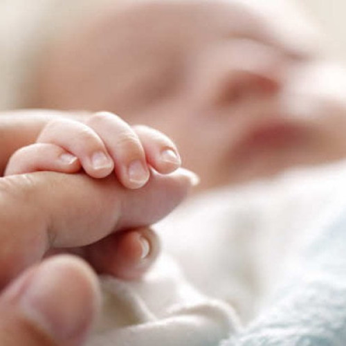 Ajutor social de 2.000 lei pentru mamele defavorizate, intră în vigoare de la 12 aprilie 2024