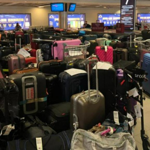 Ryanair avertizează pasagerii în legătură cu alegerea culorilor pentru bagaje