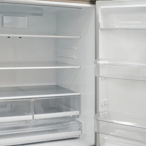 Dezghetarea frigiderului: Importanța menținerii eficienței electrocasnicelor