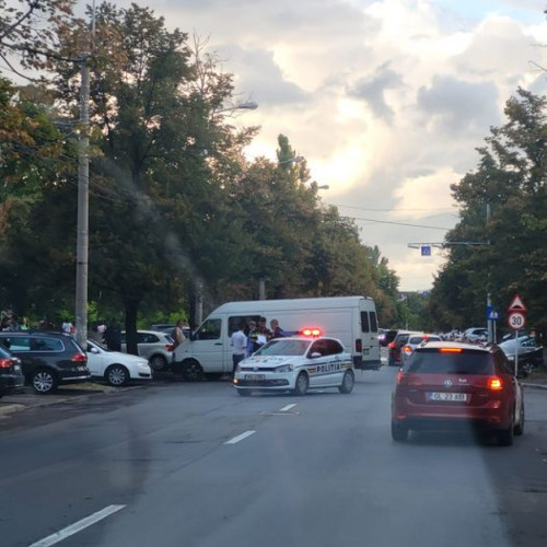 Accident rutier pe strada Constructorilor între un vehicul condus de un șofer în vârstă