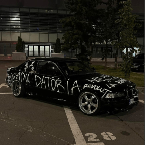 BMW vandalizat în parcarea Sălii Sporturilor din Brașov