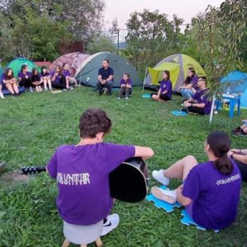 Echipa de poliție discută cu tinerii despre violență și prevenirea consumului de droguri