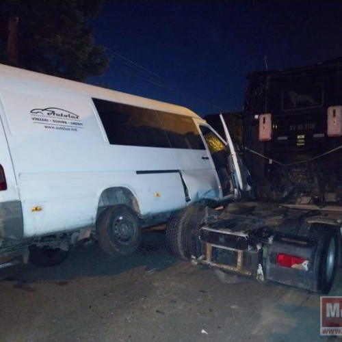 Accident ciudat în Botoșani: Un microbuz a ajuns pe un cap de camion
