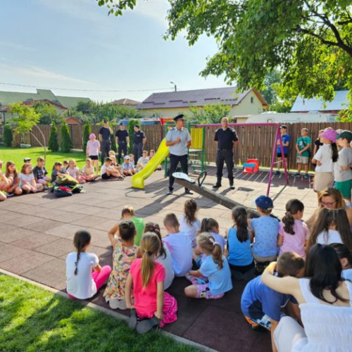 Pompierii din Botoșani au educat copiii despre siguranță și prevenirea situațiilor de urgență