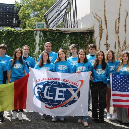 Liceenii români pot studia un an în SUA prin programul FLEX