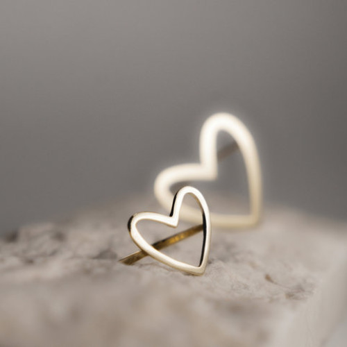 Două surori din Brașov lansează brandul de bijuterii Ameor