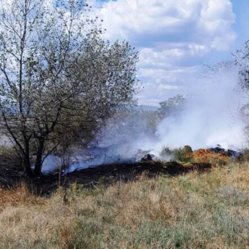 Incendii de vegetație în cartierul Unirea și pe Dealul Sârba, stinse de pompierii voluntari