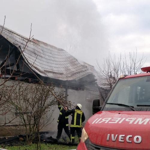 Incendiu în desfășurare: 5 autospeciale de stingere și un echipaj SMURD mobilizate