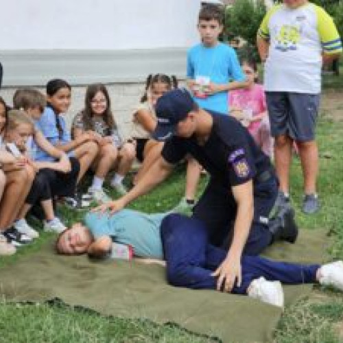 Pompierii botoșăneni discută despre siguranță cu copiii din tabără