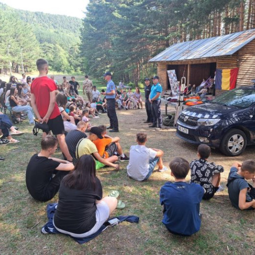 Jandarmii vranceni se întâlnesc cu elevii români din Moldova și Ucraina