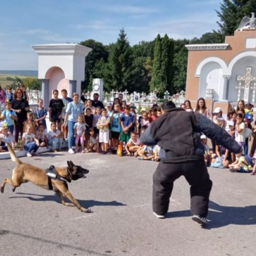 Jandarmii din Botoșani promovează siguranța în cadrul școlilor de vară