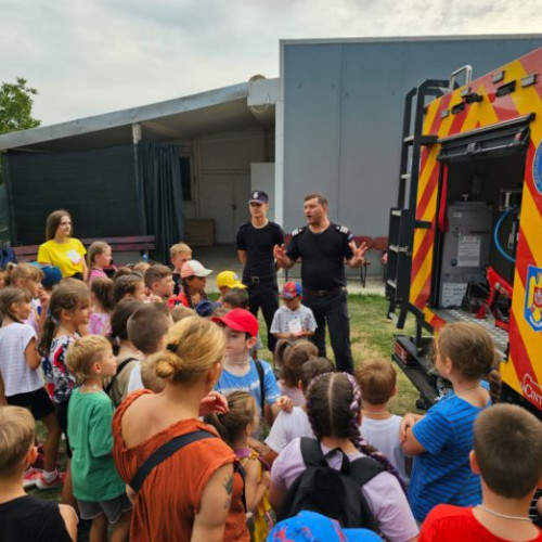 Pompierii din Botoșani educă copiii despre siguranță în cadrul taberei de la Biserica „Sf. Nicolae”