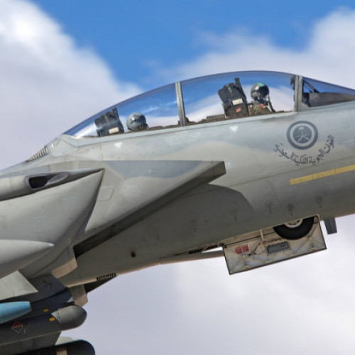 Biden ridică interdicția vânzărilor de arme ofensive către Arabia Saudită