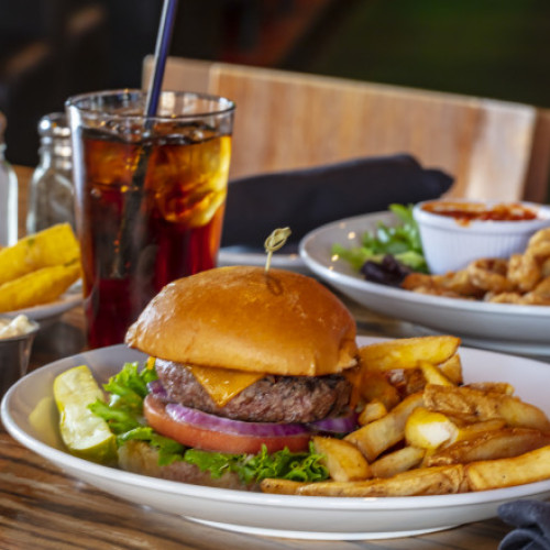 Studiu alarmant: majoritatea felurilor de mâncare din restaurantele fast-food sunt nesănătoase