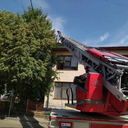 Incendiu la acoperiș: cablurile electrice au fost afectate