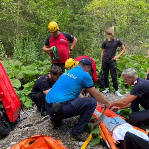 Victimă de 15 ani, transportată la spital după o cădere de la înălțime