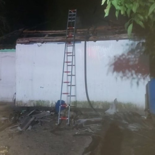 Pompierii salvează un bărbat dintr-o casă în flăcări la Baranca