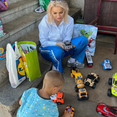 O clujeancă plină de compasiune aduce bucurie copiilor defavorizați