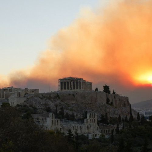 Incendii devastatoare în Grecia: Mii de locuitori evacuați din Atena