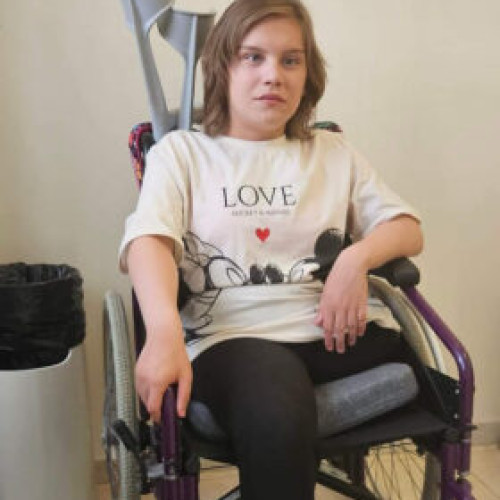 Adriana, fetița de 16 ani, luptă pentru o viață normală după tragedii medicale