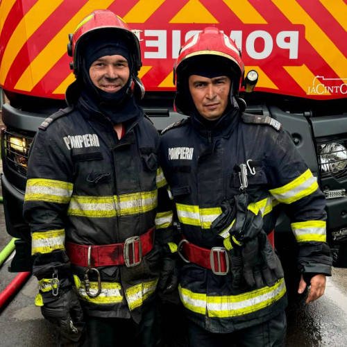 Doi pompieri din Buzău, lăudați pentru intervenția în incendiul de la Bod