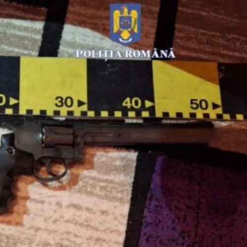 Percheziție la Tg. Ocna: un bărbat a fost prins cu arme ilegale