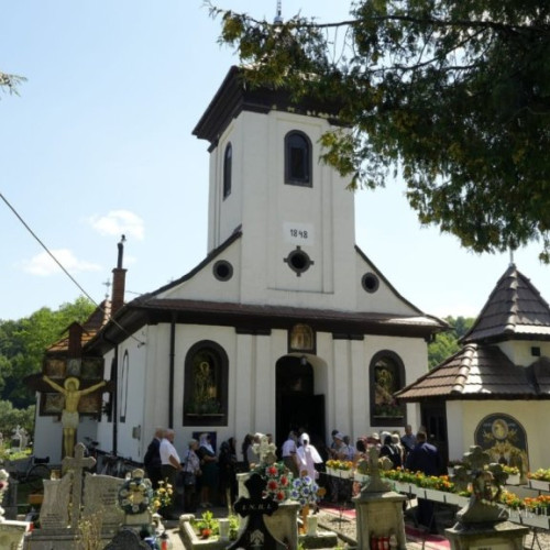 Arhiepiscopul Sibiului a sfințit iconostasul unei biserici din Vama Buzaului