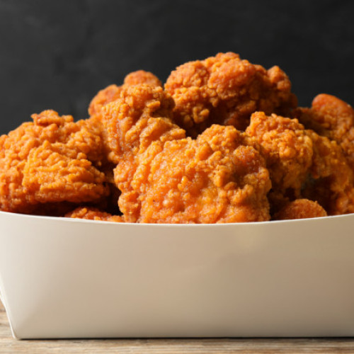 Condamnare de nouă ani pentru o femeie din Chicago care a furat aripioare de pui în valoare de 1,5 milioane de dolari