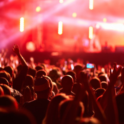 Festival de muzică electronică pe plajă: Testarea băuturilor pentru prevenirea abuzurilor