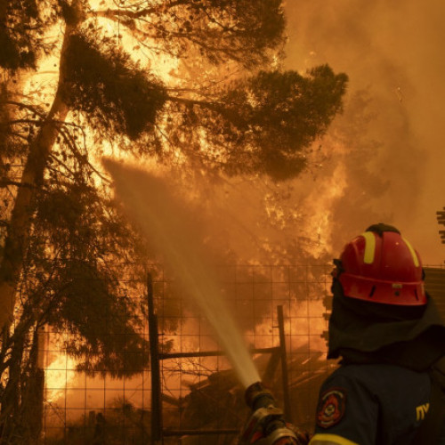 Autoritățile grecești solicită ajutorul UE în fața incendiilor din apropiere de Atena