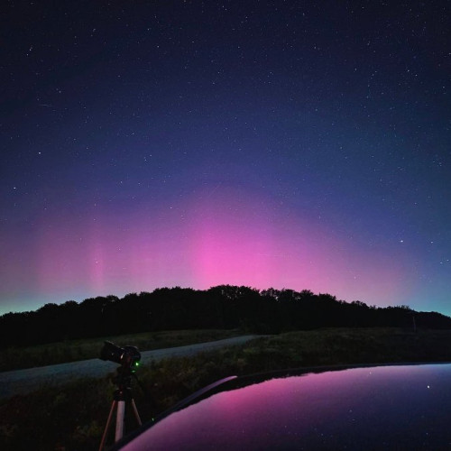 Apariția aurorei boreale pe cer, în timpul ploii de meteori Perseide