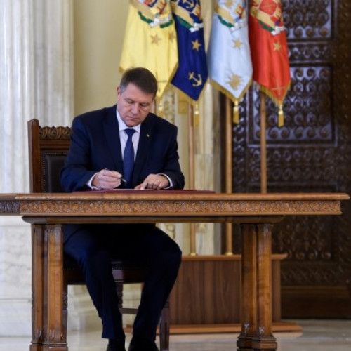 Klaus Iohannis promulgă legea ce plafonează dobânzile la instituțiile financiare nebancare