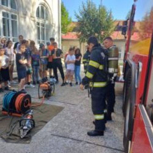 Pompierii din Dorohoi își explică rolul copiilor în campania de prevenire