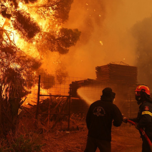 Pompieri români suplimentari trimiși în Grecia pentru a ajuta la stingerea incendiilor