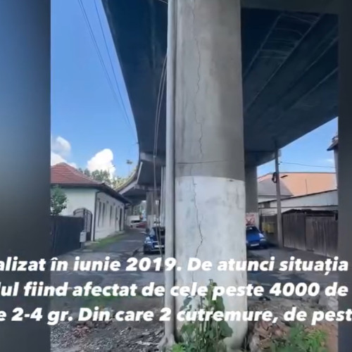 Podul pasarela de pe strada Unirii din Târgu-Jiu, într-o stare alarmantă