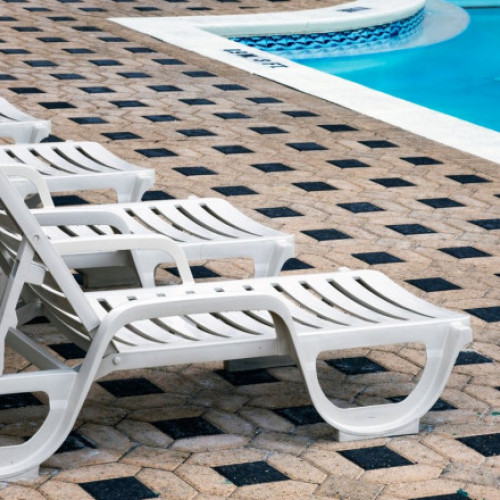 Un copil de 2 ani, salvat din piscina unui hotel din Mamaia