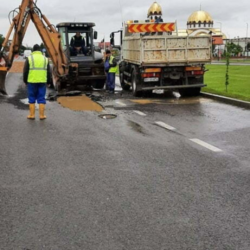 Firma de foraj avariază conducta de apă din zona Ghimbav