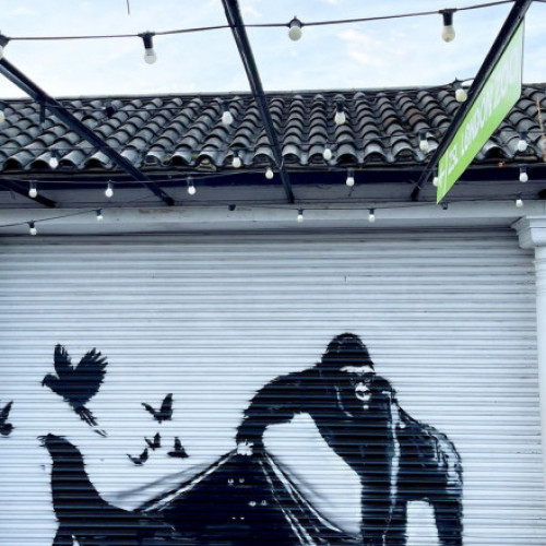 Banksy dezvăluie o nouă lucrare murală la grădina zoologică din Londra