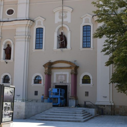 Statuile restaurate ale Bisericii "Sfanta Treime" din Baia Mare au fost reinstalate