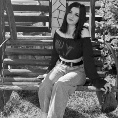 Anchete în cazul sinuciderii unei tinere din Broșteni, după o relație cu un polițist