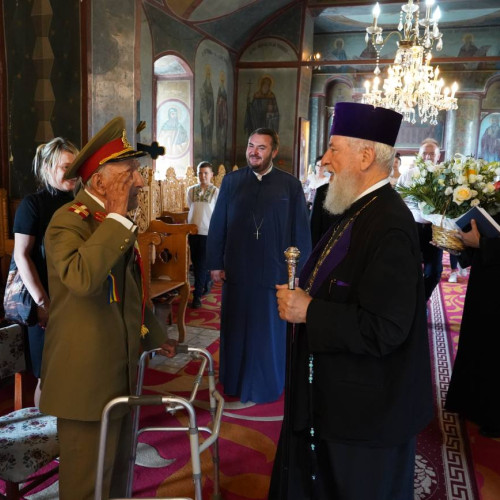 Festivitate la biserica din Glodeni pentru un veteran de război de 106 ani