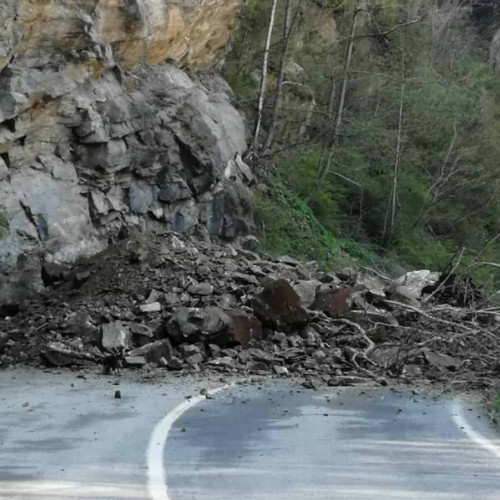 Traficul blocat pe DN 67 C Transalpina din cauza ploilor torențiale