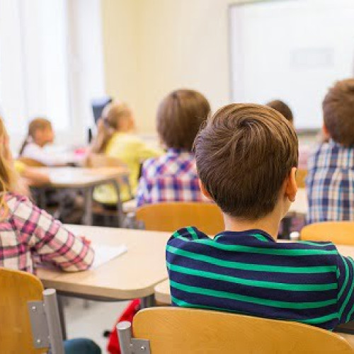 Elevii de clasele primare, instruiți să folosească tehnologia din anul școlar 2024-2025