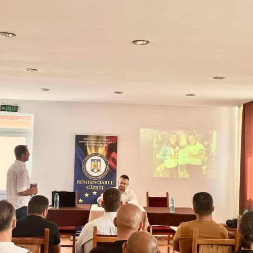 Activitate educativă la Penitenciarul Găești cu kickboxerul Marius Cocean