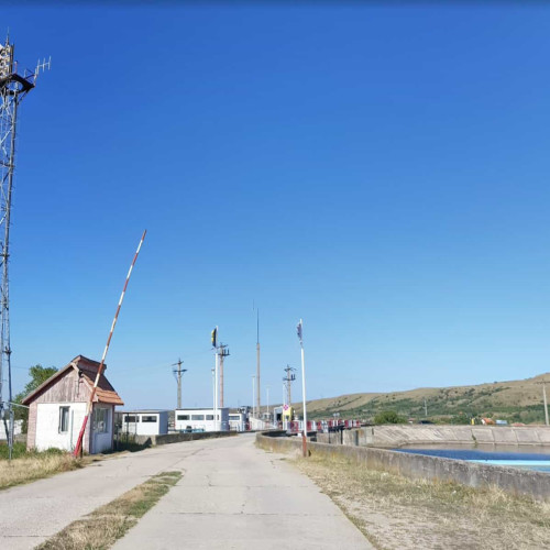 Lucrări de asfaltare pe barajul de la Petrești